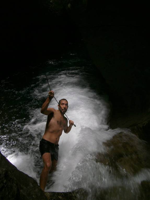 Escalando a primeira cachoeira do Titou Gorge, no Trois Pitons National Park, em Dominica, no Caribe